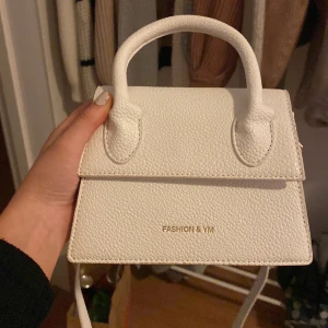 Väska  - Väska i fint skick, säljer då den inte används