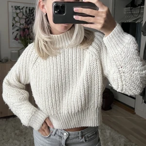 Vit stickad - H&M  - Supermysig stickad från h&m, passar perfekt på vintern men även över en sommarklänning när det börjar bli kyligt på sommaren💞 strl s