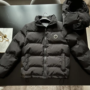 Trapstar jacka  - Säljer en svart trapstar jacka i kill modell, storlek S.  Aldrig använd, endast testad en gång. Lapparna är kvar.  Luvan kan man ta bort samt sätta tillbaka.  