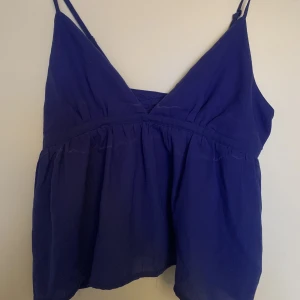 Bikbok linne  - Jättesnyggt linne från bikbok i storlek L som passar såå bra till sommarn 💘 Har blivit solblekt på vissa ställen (det vita runt mitten), säljer dock för att den inte passar 🥰