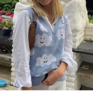 Väst med moln  - Väst i fint skick ifrån monki! 