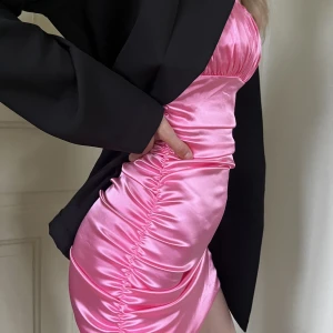 Rosa klänning - Rosa klänning från boohoo i bra skick, använd 1 gång💗