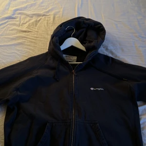 Oversize zip up hoodie - Säljer min mörkblå favorit zip up från champion, tidigare köpt second hand (i frankrike). Så skön och perfekt baggy längd. Helt felfri.