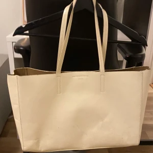 Beige väska  - Beige väska från Wera perfekt till vardags då den rymmer dators osv. Köpt för 900kr men säljer billigt då den är i använt skick, skriv för bilder 🤎 frakt 66kr