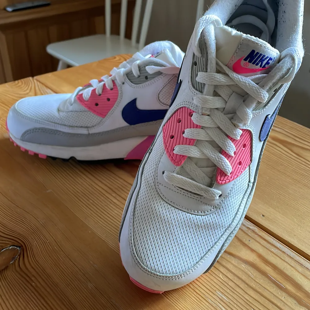 Nike Air Max 90’s storlek 41, nästintill oanvända. Köpta från footish.se. Prisförslag är välkomna! :). Skor.