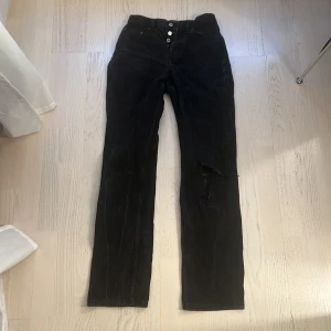 Svarta jeans - Svarta, raka jeans från asos. 