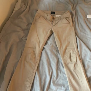 Kostymbyxor  -  Sälj mina beiga låg midja det kostymbyxor. Välldigt bra skick
