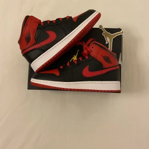 Air Jordan 1 Mid (GS) ”Alternate Bred”  - !Hej! Jag säljer ett par helt nya Air Jordan 1 Mid (GS) ”Alternate Bred” i storlek 35,5 36, 36,5, 37,5 38, 38,5, 39 och 40 för 1650kr ink frakt📦🔥 Fraktar samma eller dagen efter betalning 💰  Bara att höra av dig vid frågor💕 