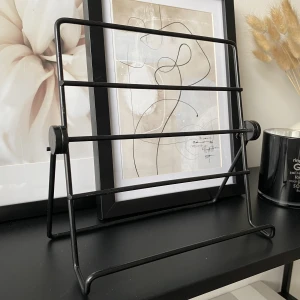 Svart bokställ - Svart bokställ som du kan ställa upp en fin bok på. Stilren detalj som passar till alla sorters inredning. Finns att hämta i Örebro annars tillkommer porto💓