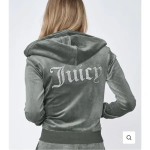 Juicy Coutore tröja  - Jag säljer denna Juicy Coutore tröja som jag fick i julklapp. Då jag råkade få två av samma. Den helt ny och aldrig använd. Prislappen sitter kvar på. Hör av dig vid frågor eller om det önskas fler bilder. Vid fullt pris ingår frakt inom Sverige 