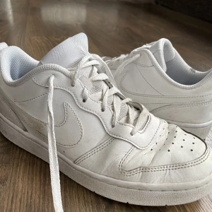 Nike Court Borough Low 2 - Säljer mina Nike Court Borough Low 2 för dem inte kommer till användning. Har inte gjort rent dem men det går jätte bra att göra det, dem har kreases på vissa ställen.