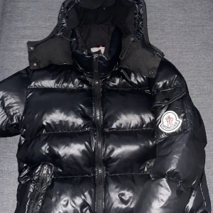 Moncler jacka - Moncler jacka i storlek M/L. Fint skick, dock är den lite sliten vid ärmen (skriv för bild), den går dock att fixa enkelt. Pga skadan kan priset självklart diskuteras. 