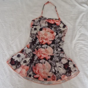 Baddräkt  - Säljer en söt baddräkt med kjol från boozt. Är i bra skick