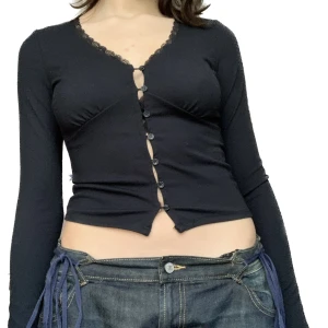 Svart långärmad topp - Svart långärmad topp med knappdetaljer