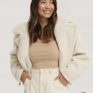 NA-KD jacka  - Bara andvänd 1 gång. Helt ny skick. Använder den inte därför säljer jag den :) super mysig material och jätte fin till hösten/våren  Nypris: 989kr Mitt pris: 400kr