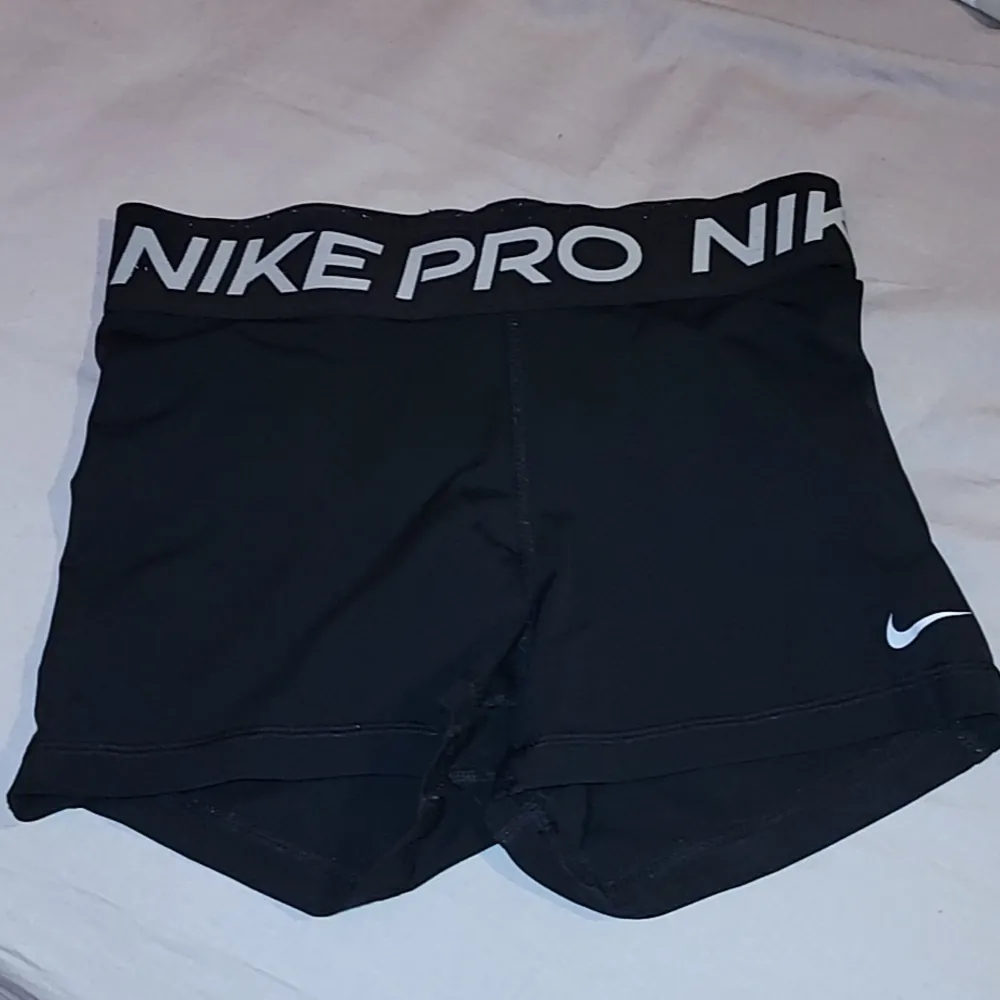 Säljer nu mina älskade Nike Pro shorts då dom inte passar längre, dom är i bra skick. Det är den kortare modellen. Hör gärna av dig om du undrar över något eller vill ha fler bilder💕. Shorts.