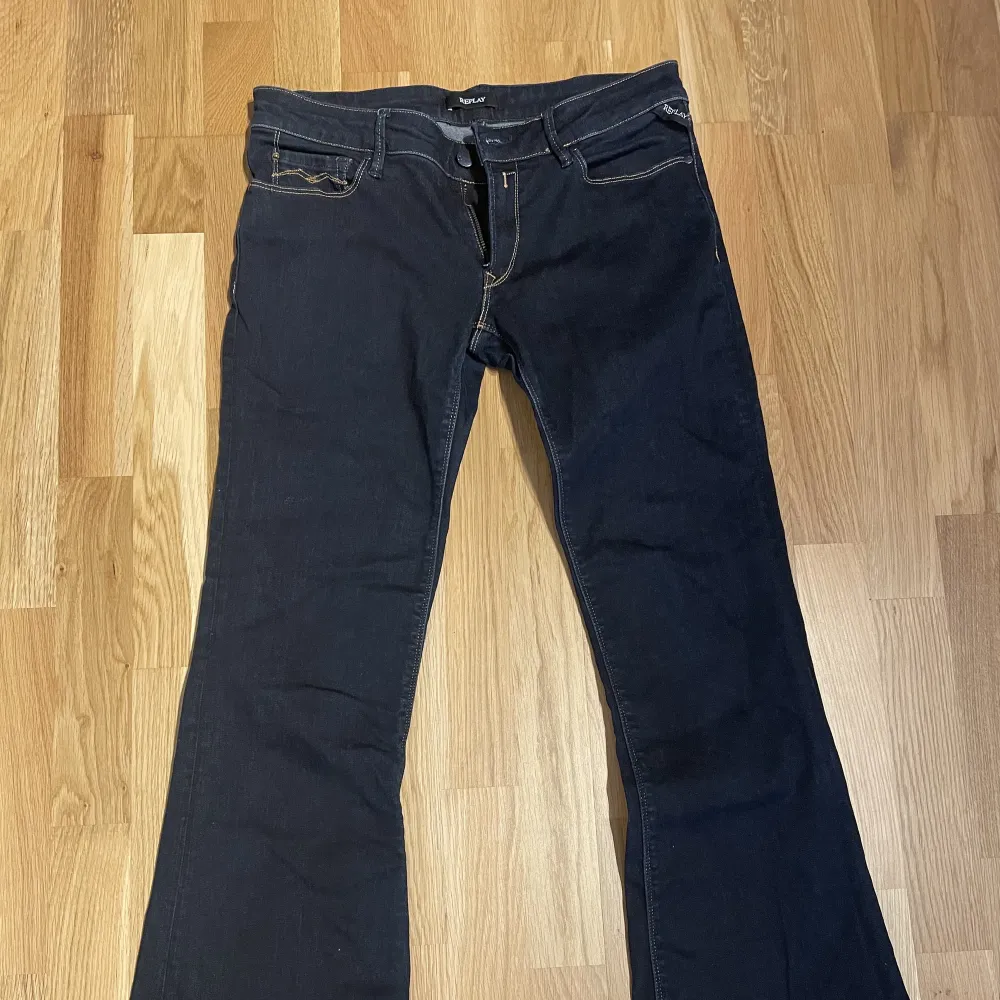 Supersnygga lågmidjade bootcut jeans från Replay! Aldrig använda då de inte passar mig, storlek 30. Originalpris ca 1000 kr. Jeans & Byxor.