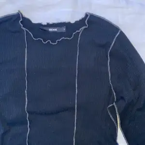 Så fin och skön långärmad tröja från Bik Bok. Använder aldrig så därför säljer jag den nu🖤🫶🏼  Använd fåtal gånger!