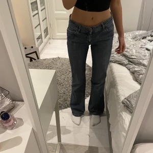 Lågbidjade jeans  - Lågmidjade mörka jeans som är långa i bena. Skulle säga att dem passar både 36/38, dom är rätt så stretchiga.  Frakt ingår🫶🏼
