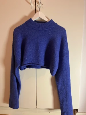 stickad tröja  - Väldigt fin och skön tröja från monki!❤️‍🔥säljer pga lite användning, sista bilden är samma tröja men annan färg!❣️❣️