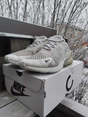 Nike airmax 270 - Nike airmax 270🔥 storlek 42.5👑 Box finns✅ Kvitto❌ Nypris cirka 1300 - 1600kr💰 Pris kan diskuteras🤝 Frakt ingår inte i priset📍jättelitet hål på sulan men det är bara i gummi delen vilket inte jätte stor roll👌👍