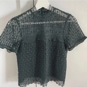 Zara topp grön SÖKER! - SÖKER denna zara topp/blus i strl M💝💝 hör av dig om du har en och sälja💋