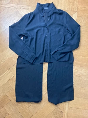 Skirt  - Bkack shirt 