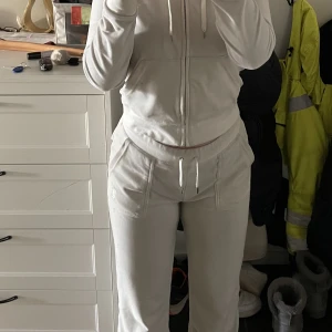 Juicy byxor - Säljer nu mina juicy byxor för dom är för långa för mig. Köparen står för frakten 🤍 