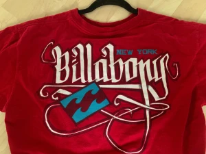 Billabong t-shirt - Fet Billabong t-shirt!! Enda defekten är knappt märkbar på framsidan❣️