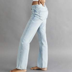 Jätte snygga lågmidjade jeans från Gina🤍 säljer dessa för att jag inte rikigt har använt dom så mycket! Jag är 1,74 cm och dom passar bra i längden🥰Byxorna är i storlek 32 men är lite stora i storleken så passar mig som har storlek 34 i vanliga fall🥰
