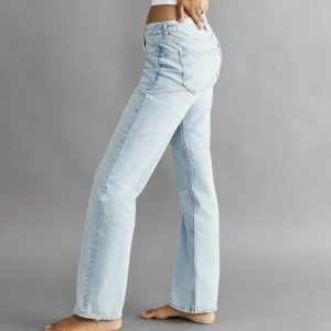 Low straight jeans från Gina - Jätte snygga lågmidjade jeans från Gina🤍 säljer dessa för att jag inte rikigt har använt dom så mycket! Jag är 1,74 cm och dom passar bra i längden🥰Byxorna är i storlek 32 men är lite stora i storleken så passar mig som har storlek 34 i vanliga fall🥰
