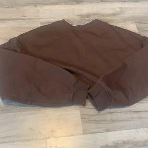 Säljer min tröja som jag aldrig har använt - Väldigt bra skick😃inte alls mycket andvänd! Så nästan som ny🫶🏻storlek:S