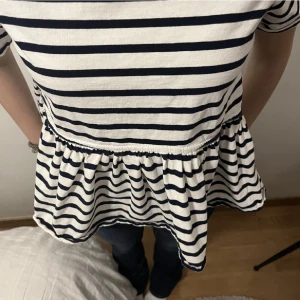 zara tshirt - t-shirt från zara strl M passar s också