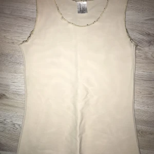 Binder  - Fin skick på helkropps body binder. Fungerar superbra och gömmer nästintill allt!  Nyköp kostar 600kr och uppåt.  (Tar ändast upphämtning) Tveka inte på att kontakta mig vid frågor eller köp :)  Mvh Frog