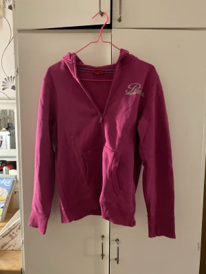 Hoodie - Rosa hoodie från puma! Jätteskön och svincool! Dock synd det att den är använd på trycket som har suddats ut:// Jag köpte den second hand men är använd av mig själv ksk 5 ggr! Liten i strl så passar allt från en XS-M