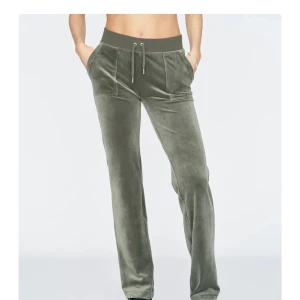 Mörkgröna Juicy Couture byxor  -  Juicy Couture byxor i bra skick då jag bara använt dem ett par gånger. Jag säljer dessa pågrund av att jag inte tycker färgen passar mig. Jag köpte dessa byxor för 1100kr. Skriv gärna för bättre bilder på byxorna.