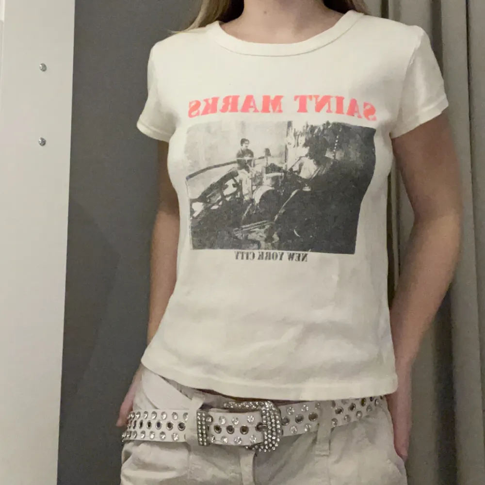 Fin t-shirt från Urban outfitters, nästan aldrig använd🫶💖passar till allt. T-shirts.