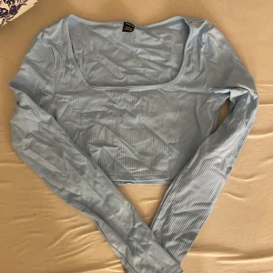 Oanvänt blått set - Säljer detta set som var väldigt populärt från shein för ett tag sedan, det är en super fin blå färg. Kjolen har en liten slits vid sidan av benet.  Det ser lite skrynkligt ut på bilden men det är endast för det blivit att bara ligga i garderoben! 