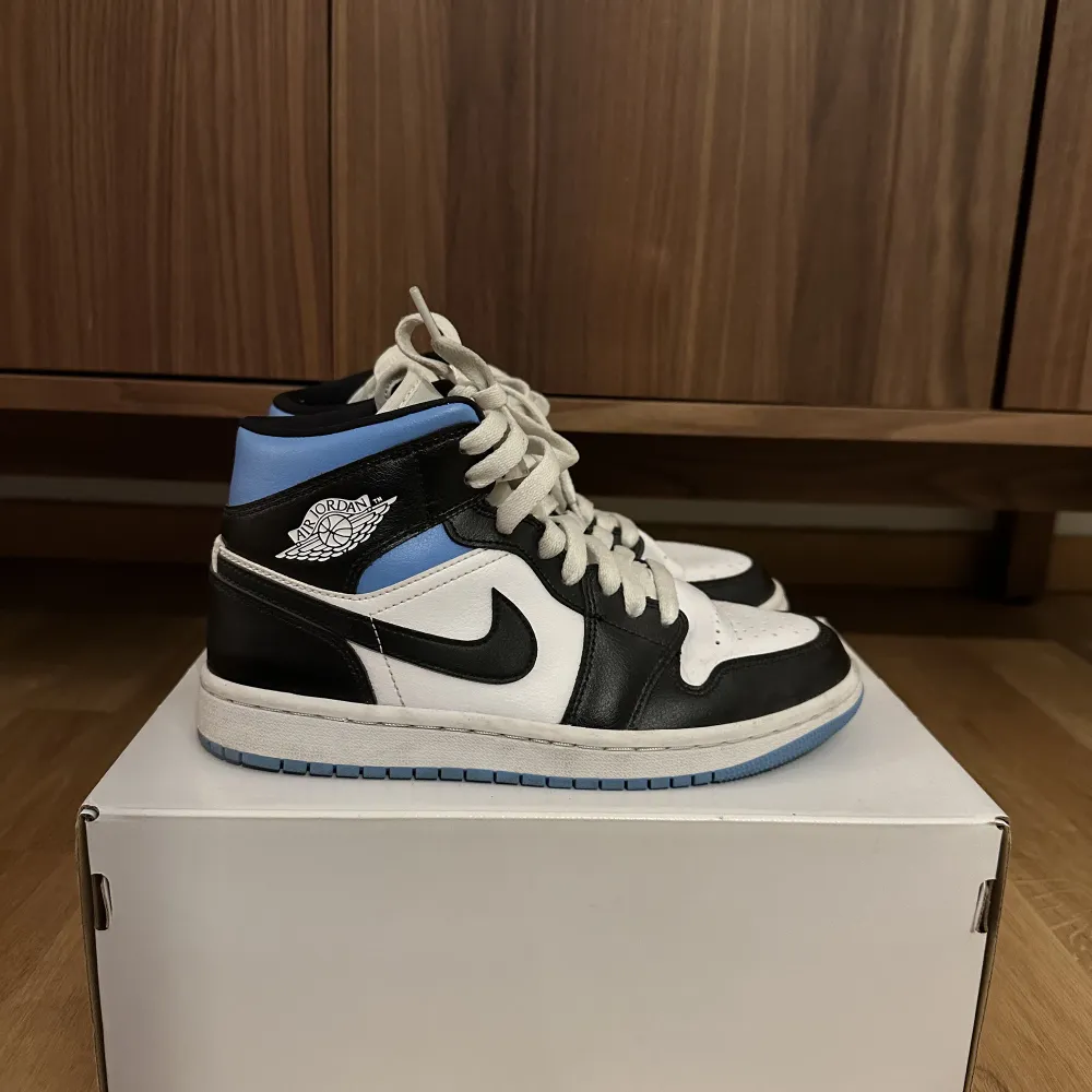 Säljer mina fina Mid Jordans i färgen white/black-university blue. Låda och kvitto finns.   Köparen står för frakt . Skor.