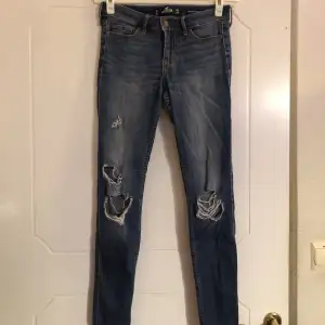 mörkblåa ripped jeans (super skinny) köpta på Hollister. de är väl använda men i superbra skick. skicka pm om du har frågor eller vill se fler bilder <3 