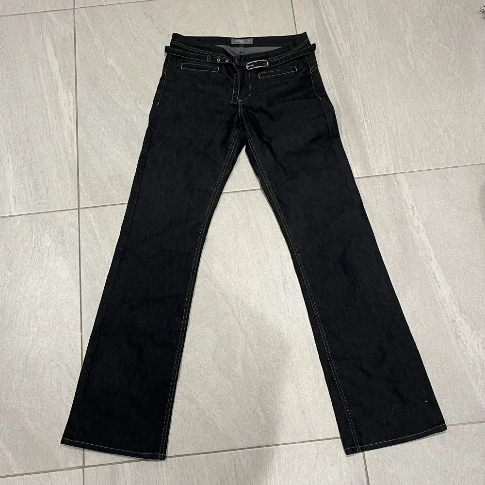 Sjukt snygga lågmidjade jeans från Esprit i nyskick. Jeansen är långa, raka och har ett bälte i midjan. Färgen syns bäst på bild 1 och 2.  Midja: 39 cm rakt över Fotvidd: 23 cm Innerbenslängd: 84 cm Har fler lågmidjade byxor på min profil :) . Jeans & Byxor.