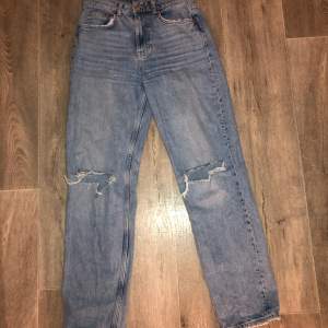 Fina jeans från Gino Tricot. I storlek 38. Använda sparsamt. Fint skick. 💕