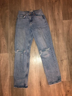 Jeans Gina tricot  - Fina jeans från Gino Tricot. I storlek 38. Använda sparsamt. Fint skick. 💕