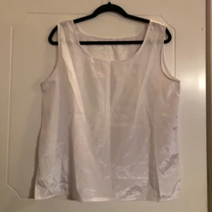 Glansigt linne - vitt glansigt linne, storlek XL, aldrig använt. skicka pm om du har frågor eller vill se fler bilder <3 
