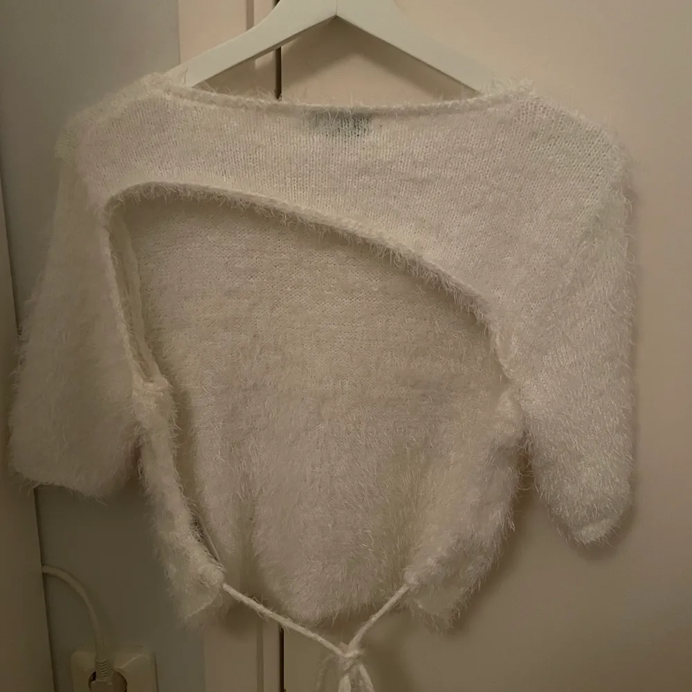 Jättefin fluffig tröja från Hanna Scönbergs kollektion med NA-KD för något år sedan. Säljer för att den inte kommer till så mycket användning. Passar mig som brukar bära S/M i toppar. . Toppar.