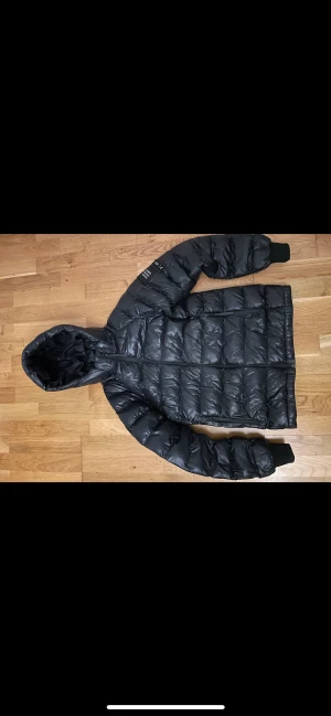 Peak performance jacka - Peak Performance Tomic Jacka storlek 170. Sparsamt använd och i fint skick förutom två små hål på ena ärmen (se bild, kan skicka bild på det andra hålet också, Kommer från rökfritt hem. Kan skickas spårbart mot förskottsbetalning och porto.