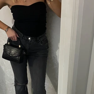 JEANS 👖  - Grå/svarta bootcut jeans med slitningar och hål på knät! Från ginatricot. Storlek 42. Dom är bra i längden på mig och jag är ca 175cm 💙 📌Köparen står för frakten📌