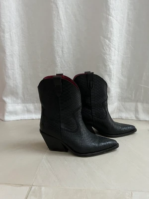 Låga cowboyboots - Låga cowboyboots i svart, storlek 38.