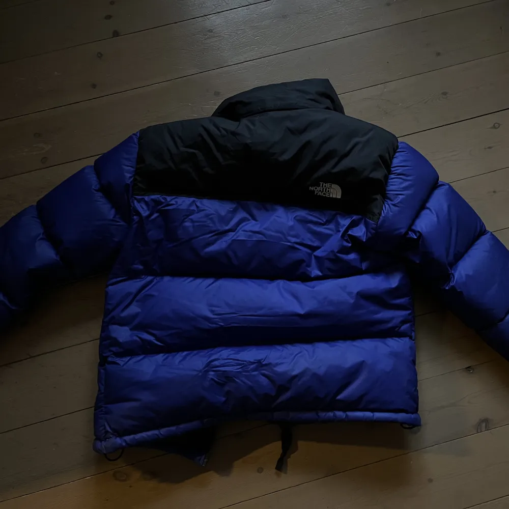 Blå North Face Nuptse jacka i otroligt gott skick! Inget slitage! Den är i storlek S😇👍. Jackor.