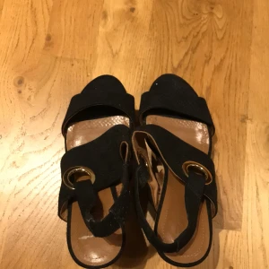 Klackskor  - Dessa klackskor säljer ja! Om du är intresserad kan du kontakta mig 